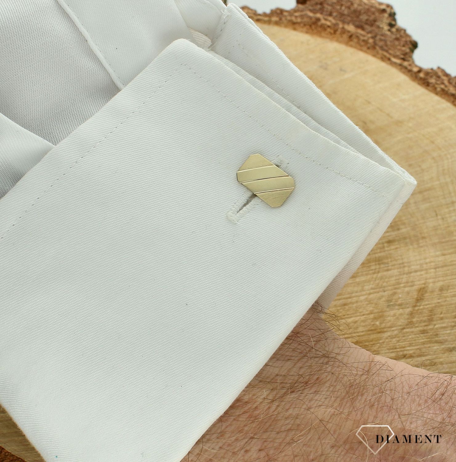 Złote spinki do mankietów 585 z grawerem. Komplet eleganckich złotych spinek do mankietów. Spinki wykonane z wysokiej jakości złota próby 585.Złote spinki do mankietów 585 z grawerem..jpg